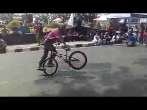 Bishrey Mushtofa, Run at Malang Fest and Reunion 2013vid-thumb Click here to watch