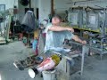 Dinu Diaconescu - lucru in atelier ( www.dinoglassart.co.cc & www.cotcaru.evonet.ro ) Dinu Diaconescu - lucru in atelier ( www.dinoglassart.co.cc & www.cotcaru.evonet.ro )