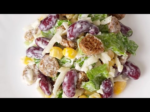 Салат с фасолью, кукурузой и сухариками. Вкусный, быстрый салат.