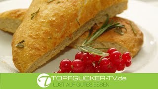 Focaccia Brot - italienisches Fladenbrot mit Olivenöl und Rosmarin Focaccia Brot - italienisches Fladenbrot mit Olivenöl und Rosmarin