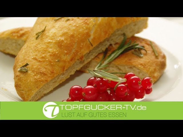 Focaccia Brot - italienisches Fladenbrot mit Olivenöl und Rosmarin Focaccia Brot - italienisches Fladenbrot mit Olivenöl und Rosmarin