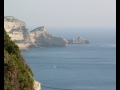 tra le onde del mare
di william wilson 
tutto un altro mondo
ancora troppo sconosciuto
fonte di vita
e scrigno di tesori.
racchiude in s�
i segreti di millenni
di vite passate
di vite spezzate.
divinit� dai mille volti
incute paura
dona stupende visioni.
artista vivace
scolpisce la terra
a suo piacimento.
non tutti riescono
a sentir la sua voce
a capirne l'umore.
solo quel vecchio
seduto sullo scoglio
sfiora l'acqua con la mano.
sul suo volto un sorriso
intriso di malinconia
e una lacrima vola via
e si confonde con il mare.
un altro segreto
sar� cos� custodito
e per sempre
tra le onde del mare!
  

dedicato a tutti coloro che amano il mare
daniela