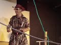 filmed at nantes, a competition of drawing catch.
some explanation by referees, and first contestants, jose move and karmanimal.
to make it short, a subjet is selected randomly with words mixed in a bucket.
it's subject 1 versus subject 2.
the two contestant have to draw the subjects before the end of the two rounds, and public choose and vote for one of them.
subject of this first fight was tecktonick vs cooking