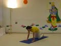 Surya Namaskar, das Sonnengebet, ist eine Yoga Übung, um alle Muskeln  des Körpers zu stärken und zu dehnen. Es fördert den Blutkreislauf, lässt Energien fließen. Du fühlst sich einfach wunderbar danach. Hier findest du 3 angeleitete Runden. Du kannst natürlich auch einige mehr machen...