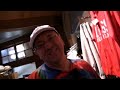 Filmowa relacja z wizyty Jurka Owsiaka i ekipy Wielkiej Orkiestry Świątecznej Pomocy w Nowym Jorku. Zobaczycie krótkie migawki z odwiedzin farmy Bethel, gdzie odbył się pierwszy Woodstock, oraz Muzeum Woodstock w Nowym Jorku. Ale przede wszystkim jest to relacja ze spotkania z Michaelem Langiem, współorganizatorem amerykańskiego Woodstock, który oficjalnie włączył polski Przystanek do światowych obchodów 40-lecia idei festiwalu. Więcej informacji: www.wosp.org.pl