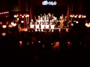 barcelona jazz orquestra
dani alonso trombon y direccio
saxos
victor de diego 
guim garcia
pep pascual 
xavier figuerola 
joan chamorro 

trompetes: 
iv� oll� 
dennis hern�ndez 
roqui albero 
juan de diego. 

trombons:  
jordi gim�nez 
josep tutusaus
sergi verg�s. 

piano: gerar nieto
contrabaix: manel �lvarez 
bater�a: jean pierre derouard 

veu: susana sheima