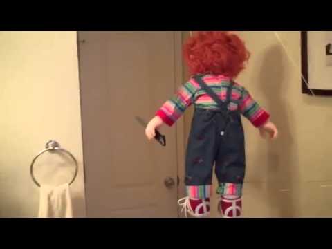 Muñeco de Chucky asusta a niñ...