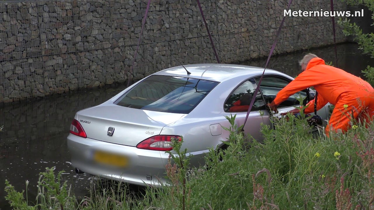 Auto rolt in het water in Eelderwolde (Video)