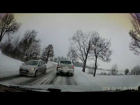 Tak kozaczył na drodze że skończył w rowie