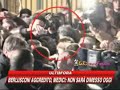 IMMAGINI DI MASSIMO TARTAGLIA CHE LANCIA L'OGGETTO CONTUNDENTE CONTRO BERLUSCONI