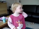 Alyssa aan de telefoon