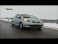 Marc Surer präsentiert in der Motorshow TCS den neuen Toyota Aygo 1.0.ExtérieurDer Kleinwagen Toyota Aygo 1.0 bildet mit Peugeot 107 und Citroën C1 ein Trio. Mit seiner selbstbewussten Stupsnase und der freundlich lächelnden Front fällt er positiv auf. Auch die mit Klarglas verkleideten Scheinwerfer wirken sympathisch. Der untere Teil der Front mit der Haifischschnauze erscheint deutlich aggressiver.Die Radhäuser sind leicht ausgestellt, und die Seitenlinie verläuft betont keilförmig mit gefällig modellierten, rundlichen Übergängen, die sich in die Heckansicht weiterziehen. Das Heck mit den quergestellten Leuchten weist dieselbe 