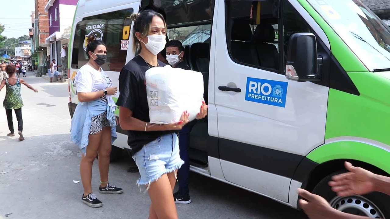 Entrega de cestas básicas na Favela da Galinha