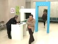 Lột quần áo con gái khi kiểm tra tại sân bay
