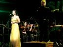 um peda�o do video: marina de la riva, canta hino nacional brasileiro, no teatro nacional, maestro joao carlos martins, orquestra baquiana jovem, 200 anos banco do brasil