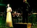um peda�o do video: marina de la riva, canta hino nacional brasileiro, no teatro nacional, maestro joao carlos martins, orquestra baquiana jovem, 200 anos banco do brasil
