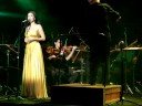 um peda�o do video: marina de la riva, canta hino nacional brasileiro, no teatro nacional, maestro joao carlos martins, orquestra baquiana jovem, 200 anos banco do brasil