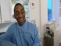 Tierarzt Dr. Specht behandelt sogar unter dem Bett....!