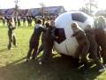 videos de Vrouwenvoetbal met twee meter bal