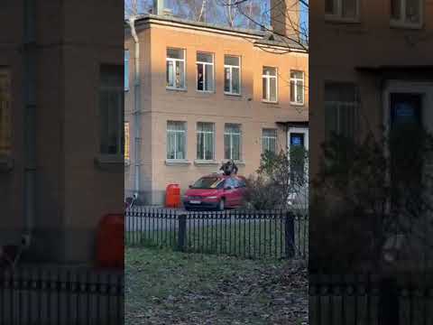 Gość z kaloryferem ucieka policji z komisariatu. Weź to ogarnij