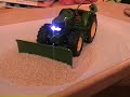 Siku Control John Deere mit Fronthydraulik in Funktion 1:32