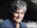 autores: m� carvalho/claudio nucci/paulinho tapaj�s
interpretada por paulinho tapaj�s
cd - par ou impar

aprovado e autorizado por paulinho tapaj�s

cria��o e edi��o de imagens: maria celia olivieri
imagens: arquivo paulinho tapaj�s/olhares/gettyimages
programas: proshow gold/photoshop

voc� lembra, lembra?
naquele tempo eu tinha estrelas nos olhos
um jeito de her�i
era mais forte e veloz
que qualquer mocinho de cow-boy
voc� lembra, lembra?
eu costumava andar bem mais de mil l�guas 
pra poder buscar
flores de maio azuis e os seus cabelos enfeitar
�gua da fonte cansei de beber
pra n�o envelhecer
como quisesse roubar das manh�s
um lindo p�r de sol
hoje n�o colho mais as flores de maio
nem sou mais veloz
como os her�is
�, talvez eu seja simplesmente
como um sapato velho
mas ainda sirvo se voc� quiser
basta voc� me cal�ar
que eu aque�o o frio dos seus p�s