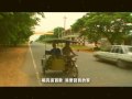 my facebook: www.facebook.com my blog : www.namewee.blogspot.com Suukee Suukee 打打手跟公討個螺公不分公要留來飼男孫男孫不大拓田岸土螲咬腳趾又爛爛爛爛爛爛海南人講海南話海南咖啡真好喝(Yo this is a Hainanese from Malaysia yeah) 海南人講海南話海南咖啡真好喝(Yo this is Namewee yo come on check it out) 夢在前頭一起走向港口幾十年回首已經灰白了頭百尺竿頭不向命運低頭轉動咖啡豆阿公的雙手Suukee Suukee We all are Suukee Suukee Suukee We all are Suukee 風雨之後一條過江龍大龍生小龍龍龍龍龍龍我阿公七十年前帶11塊草帽短褲坐船過海陸跟舅來到這裡做麼工都不怕苦Roti加椰牛油一杯杯咖啡烏賺錢賺到不夠睡人手又不夠多每年過年做節又要寄錢寄信人說做久就會只怕四腳八蹄人說做久就會最怕四腳八蹄七十年後他的孫回到唐山跑去老厝人以為我是做賊不懂聽聽不懂海南話不相同我們參太多福建番仔紅毛丹講話Style不相同Slang 又不相同海南雞飯不相同我們放黑豆汁坐在這裡咖啡店讓我來跟他講我們的咖啡沒放三聚氰氨海南人講海南話海南咖啡真好喝海南人的一種風度就是先學如何吃苦海南人講海南話海南咖啡真好喝雖然已經換地方住不變的是一種態度從海口往南海岸線漫長莫名奇妙惆悵歷史把人流放椰子樹在搖晃聽見風的呼喚原來那只是蘇東坡在長嘆看這片沙灘那個晚上氣笛聲一響阿公從此逃亡同樣地方哪裡才是誰的家鄉遍地黃金的夢和一個被貶的官哥倫布說地球是圓的世界的盡頭跟本不在三亞天涯海角是回不去的老家是養不到的媽也是報不到的答唱完這首歌我要回我的家我的老家跟我阿公不一樣這個島對我沒有任何感傷但是我會把些思念帶回給他我們都是Suukee Suukee 我們都是Suukee Suukee 我們都是Suukee Suukee 我們都是Suukee Suukee 夢在前頭一起走向港口幾十年回首已經灰白了頭百尺竿頭不向命運低頭轉動 <b>...</b>