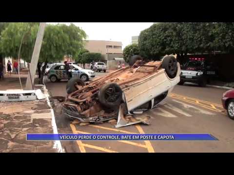 JATAÍ | Carro perde o controle, bate em poste e capota