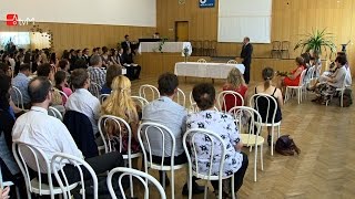 Studenti na OA převzali svá poslední vysvědčení