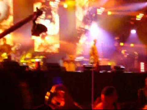 whatsthestory09 - some clips pics of Oasis live at the ricoh 7/709. liam comes to the crowd at the end. My audio twatted up so dubbed with i am a walrus guitars live from anot...