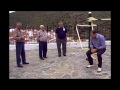 El monitor deportivo explica y enseña a los usuarios como deben usar correctamiente los aparatos de gimnasia que estan puestos en el parque infantil 