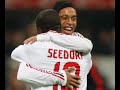 Tonino Raffa ed Emanuele Dotto di Tutto il calcio minuto per minuto alla radio, raccontano i minuti finali di Milan-Sporting Braga 1-0 di Coppa Uefa dove decide Ronaldinho.MILANO, 6 novembre -  Un lampo di Ronaldinho nel terzo minuto di recupero basta al Milan per battere 1-0 il Braga ed allungare a sei le vittorie consecutive (quattro in campionato e due in coppa) dei rossoneri negli ultimi venti giorni. La squadra di Ancelotti guida ora il gruppo E della Coppa Uefa con sei punti in due gare e stacca i portoghesi, raggiunti dal Wolfsburg a quota tre in classifica.IL TRIO NON PUNGE - Ancelotti non vuole cali di concentrazione e lancia dal 1' due novità: Shevchenko in attacco e Senderos in difesa. Lo svizzero si piazza al centro della retroguardia rossonera, in coppia con Kaladze, mentre l'ucraino affianca Inzaghi, che gli contende lo scettro di bomber europeo, e Pato in avanti. A centrocampo spazio al trio Gattuso-Emerson-Flamini. Nei primi 6' Inzaghi, Pato e Shevchenko hanno un'occasione a testa per sbloccare la partita, ma sprecano per imprecisione. Subito dopo si fa vedere il Braga con uno spunto di Renteria, che sfugge alla marcatura di Senderos e si presenta davanti a Dida, ma per fortuna del Milan calcia a lato. I portoghesi, complice un calo di intensità dei rossoneri, prendono coraggio e al 29' sfiorano il vantaggio con Cesar Peixoto: bravissimo Dida ad opporsi con un ottimo intervento. Nel finale il Milan si fa rivedere in attacco, ma Inzaghi sbaglia la mira di testa da buona posizione.IL LAMPO - Nella ripresa il ritmo della gara cala ulteriormente e per il Milan diventa sempre più difficile mettere in crisi la difesa del Braga. Abili nel palleggio, i portoghesi si difendono con ordine tentando di sorprendere gli avversari in velocità. Ancelotti prova a dare una scossa ai suoi inserendo Ronaldinho al posto di Pato a mezz'ora dalla fine. Il Braga però non cede e reclama un rigore per un dubbio intervento di Emerson su Paulo Cesar (il fallo sembra esserci) sul quale il danese Rasmussen lascia correre. Negli ultimi 20' il tecnico emiliano si gioca anche la carta Seedorf, ma il risultato non sembra cambiare. Milan lento e poco lucido, Braga attento in difesa e pungente in avanti: al 38' un brivido lo regala Matheus, ma davanti a Dida non riesce a concretizzare. Poi il lampo che illumina San Siro: Ronaldinho prende la mira dai venticinque metri e di collo destro sorprende Eduardo all'incrocio dei pali. «Sono contento per il gol - ha raccontato il brasiliano a Mediaset - La squadra sta lavorando molto bene, abbiamo meritato di vincere. Ancelotti ci aveva avvertito che sarebbe stato difficile. Il Milan è la mia casa, questa è la mia famiglia e sono contento di essere qui».