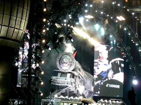 AC/DC canta 'Back in Black' en el estadio Friuli