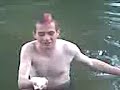 Punker din iasi se arunca in lac la Tineretului