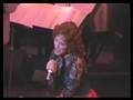 Ginamaria Hidalgo interpreta  Pequena Flor