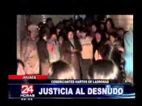 desnudan - Dos mujeres que intentaron robar una cartera a su víctima, en el mercado de Juliaca, fueron capturadas y encueradas en plena calle, en Perú.