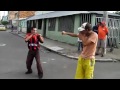 Hilarante! Dos borrachos peleando en la calle
