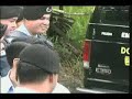 esto es un mensaje...
de parte del residente 'e calle 13...
pa' to' el gobierno...
y pa' to' los puertorrique�os...
danny, m�tele ah�...

queridos compatriotas...
abogados, maestros, alcaldes, y chotas
doctores, bichotes, bomberos, enfermeros
contables, traqueteros, pirag�eros, to' el mundo entero
por mi madre que hoy me disfrazo de machetero
y esta noche voy a ahorcar a diez marineros
hoy tengo la mano aniquela' y a mano pela'
les vo'a dar una pela pa' que vean que el gas pela
nuestra bandera la han llena'o de meao
muri� desangra'o, mi gente, que muri� desangra'o
nunca arrodilla'o, lo van a tener que enterrar para'o
con el machete al la'o
que se activen la perla, lloren, barbosa
manuela, caimito, vista hermosa
covadonga, camarones, alturas, torres sabanas
villa esperanza, sabana abajo, villa fontana
gladiolas, villa carolina, el pueblo de trujillo
las parcelas, san john, monte hatillo
canales, san jos�, r�o grande, luquillo
puerta de tierra, santurce, monasillo
urbanizaciones, caser�os, el fbi se ha metido en un l�o
est�n jodidos, se jodio la casa blanca
ahora voy a explotar con estilo
en el nombre de filiberto ojeda r�os
me tumbaron el pulm�n derecho pero todav�a respiro
me voy a los tiros, pero todav�a respiro
a los federales con piedras les tiro
y si no hay piedras pues les tiro con g�iro
con lo que sea, tumbaron al hombre pero no a la idea
a to' los federales los escupo con diarrea
me dan nausea, me dan asco
yo se que estoy perdiendo los cascos
por culpa de ustedes, jodios brutos
la calle 13 esta de luto
(con calma, compi, hay que ser astuto!) �c�llate!
fucking federales, gandules y guardias estatales
que no hicieron na', con las manos cruzadas
se quedaron mam�ndose un bicho
fucking cabron gobierno que permite esto
chorro 'e puercos, son todos unos insectos
y por eso protesto
protesto por una masacre en ponce
protesto por un cerro maravilla
y hasta por un septiembre 11

(lucha, lucha!)
(como lucha libre!)
(por la libre, viva puerto rico libre!)
(hay mucho tibur�n en el caribe!)
(100 x 35 es el calibre!)
(lucha, lucha!)
(como lucha libre!)
(por la libre, viva puerto rico libre!)
(hay mucho tibur�n en el caribe!)
(100 x 35 es el calibre!)

pa' explotar a esos cabrones los colmillos
hay 3.9 millones de cuchillos
esto es sencillo, se me prendi� el bombillo
lo que hay es que activar a los corillos
en vez de apuntar pa' los mismos caser�os
apuntar pa' arriba, pa' donde hace fr�o
pa' los del norte, sin cojones la radio y las ventas
white lion me dio el pasaporte pa' tirar este corte

(lucha, lucha!)
(como lucha libre!)
(por la libre, viva puerto rico libre!)
(hay mucho tibur�n en el caribe!)
(100 x 35 es el calibre!)
(lucha, lucha!)
(como lucha libre!)
(por la libre, viva puerto rico libre!)
(hay mucho tibur�n en el caribe!)
(100 x 35 es el calibre!)

este fue el residente 'e calle 13!
acu�rdense de mi nombre!
porque lo van a tener en las carpetas!
con to' el peso de la calle!
les va a caer la calle 13 completa!
pa' que respeten!
aqu� se respeta o se te espeta!
se respeta o se te espeta!
se respeta o se te espeta, pu�eta!