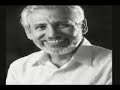 esto es un mensaje...
de parte del residente 'e calle 13...
pa' to' el gobierno...
y pa' to' los puertorrique�os...
danny, m�tele ah�...

queridos compatriotas...
abogados, maestros, alcaldes, y chotas
doctores, bichotes, bomberos, enfermeros
contables, traqueteros, pirag�eros, to' el mundo entero
por mi madre que hoy me disfrazo de machetero
y esta noche voy a ahorcar a diez marineros
hoy tengo la mano aniquela' y a mano pela'
les vo'a dar una pela pa' que vean que el gas pela
nuestra bandera la han llena'o de meao
muri� desangra'o, mi gente, que muri� desangra'o
nunca arrodilla'o, lo van a tener que enterrar para'o
con el machete al la'o
que se activen la perla, lloren, barbosa
manuela, caimito, vista hermosa
covadonga, camarones, alturas, torres sabanas
villa esperanza, sabana abajo, villa fontana
gladiolas, villa carolina, el pueblo de trujillo
las parcelas, san john, monte hatillo
canales, san jos�, r�o grande, luquillo
puerta de tierra, santurce, monasillo
urbanizaciones, caser�os, el fbi se ha metido en un l�o
est�n jodidos, se jodio la casa blanca
ahora voy a explotar con estilo
en el nombre de filiberto ojeda r�os
me tumbaron el pulm�n derecho pero todav�a respiro
me voy a los tiros, pero todav�a respiro
a los federales con piedras les tiro
y si no hay piedras pues les tiro con g�iro
con lo que sea, tumbaron al hombre pero no a la idea
a to' los federales los escupo con diarrea
me dan nausea, me dan asco
yo se que estoy perdiendo los cascos
por culpa de ustedes, jodios brutos
la calle 13 esta de luto
(con calma, compi, hay que ser astuto!) �c�llate!
fucking federales, gandules y guardias estatales
que no hicieron na', con las manos cruzadas
se quedaron mam�ndose un bicho
fucking cabron gobierno que permite esto
chorro 'e puercos, son todos unos insectos
y por eso protesto
protesto por una masacre en ponce
protesto por un cerro maravilla
y hasta por un septiembre 11

(lucha, lucha!)
(como lucha libre!)
(por la libre, viva puerto rico libre!)
(hay mucho tibur�n en el caribe!)
(100 x 35 es el calibre!)
(lucha, lucha!)
(como lucha libre!)
(por la libre, viva puerto rico libre!)
(hay mucho tibur�n en el caribe!)
(100 x 35 es el calibre!)

pa' explotar a esos cabrones los colmillos
hay 3.9 millones de cuchillos
esto es sencillo, se me prendi� el bombillo
lo que hay es que activar a los corillos
en vez de apuntar pa' los mismos caser�os
apuntar pa' arriba, pa' donde hace fr�o
pa' los del norte, sin cojones la radio y las ventas
white lion me dio el pasaporte pa' tirar este corte

(lucha, lucha!)
(como lucha libre!)
(por la libre, viva puerto rico libre!)
(hay mucho tibur�n en el caribe!)
(100 x 35 es el calibre!)
(lucha, lucha!)
(como lucha libre!)
(por la libre, viva puerto rico libre!)
(hay mucho tibur�n en el caribe!)
(100 x 35 es el calibre!)

este fue el residente 'e calle 13!
acu�rdense de mi nombre!
porque lo van a tener en las carpetas!
con to' el peso de la calle!
les va a caer la calle 13 completa!
pa' que respeten!
aqu� se respeta o se te espeta!
se respeta o se te espeta!
se respeta o se te espeta, pu�eta!