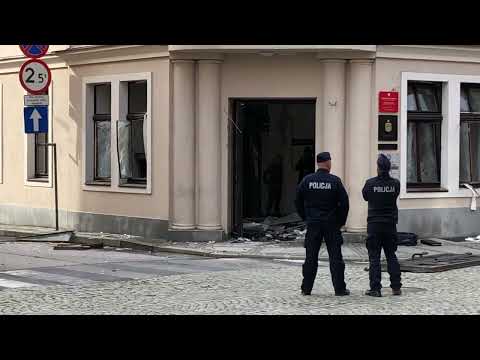 Na ul. Bohaterów Westerplatte we Wschowie wysadzony... :: reporter: Bartek KlupśLink do artykułu: https://elka.pl/content/view/115961/82/