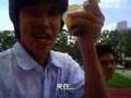 《 生活低能王 - 單手吃布丁 (In Haiching) －YouTube秀台灣 # 完整影片 # 》