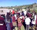 de stiho groep deelt snoep uit aan de kinderen van lesotho de stiho groep deelt snoep uit aan de kinderen van lesotho