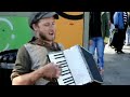 Уличный музыкант играет песню Майкла Джексона