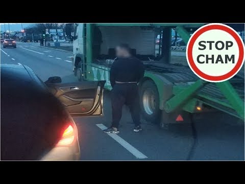 Stanął na drodze i zaczął sikać… i tak się powoli żyje w tej Polsce