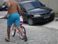 Andando de bicicleta bebe papai e mam�e
