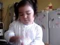 Isabelle haciendo arepa al papa