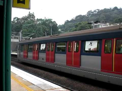 往羅湖列車 ( SP-1900 ) 駛進港鐵沙田站