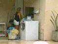 Siri a iris lavando roupa