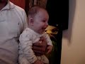 Bebe ahog&aacute;ndose de risa!!