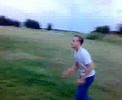 Strammer Junge macht Parkour